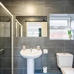 Hébergement de vacances Modern 3br House Free Parking Sleeps 8 *