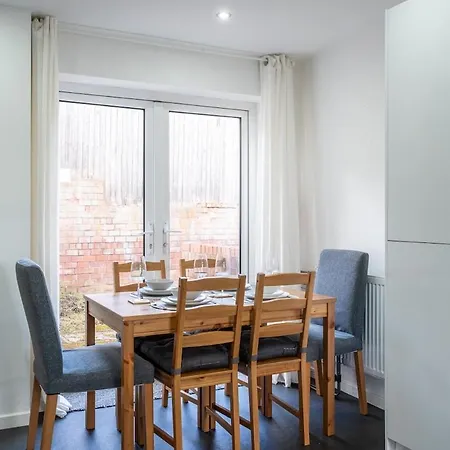 Modern 3br House Free Parking Sleeps 8 * Leeds (West Yorkshire)