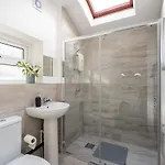 Modern 3br House Free Parking Sleeps 8 *