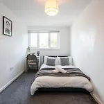 Holiday home Modern 3br House Free Parking Sleeps 8