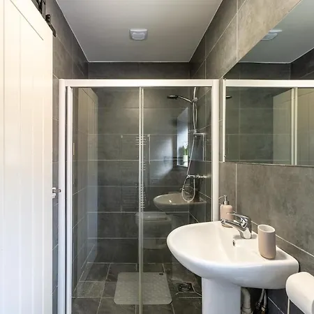 Holiday home Comfortable 3 Bedroom House With Parking For 8