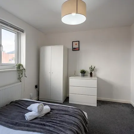 Modern 3br House Free Parking Sleeps 8 Holiday home Leeds (West Yorkshire)