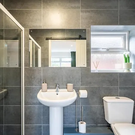 Holiday home Comfortable 3 Bedroom House With Parking For 8 *