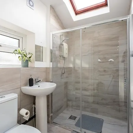 Modern 3br House Free Parking Sleeps 8 *