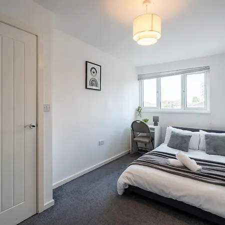 Modern 3br House Free Parking Sleeps 8 Holiday home *