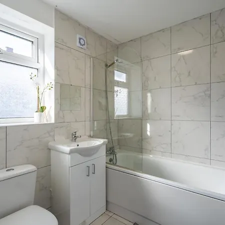 Comfortable 3 Bedroom House With Parking For 8 *