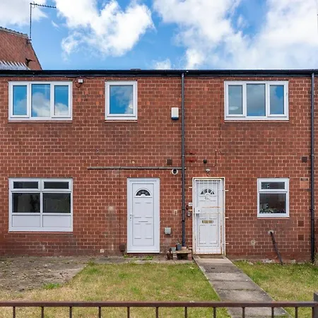 Comfortable 3-bedroom House, Sleeps 8 With Parking Leeds (West Yorkshire)