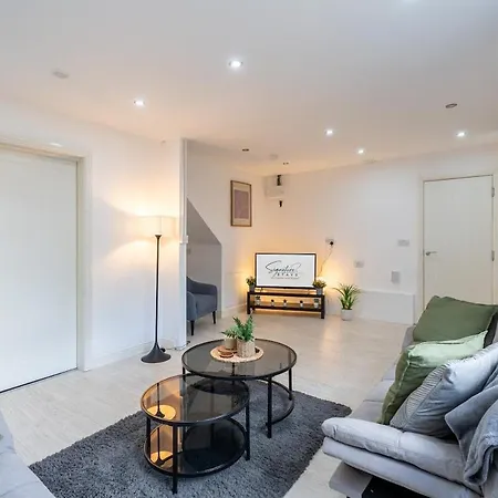 Holiday home Comfortable 3-bedroom House, Sleeps 8 With Parking