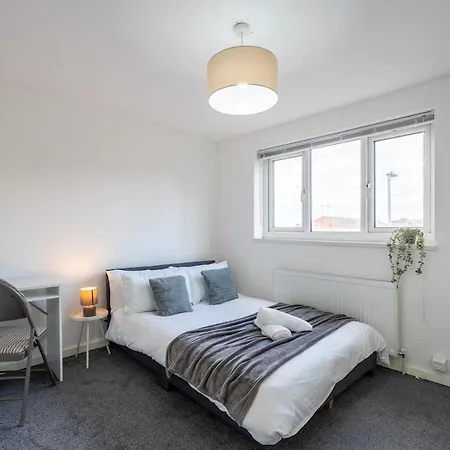 Holiday home Modern 3br House Free Parking Sleeps 8 *