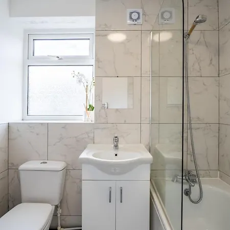 度假居 Comfortable 3 Bedroom House With Parking For 8 *