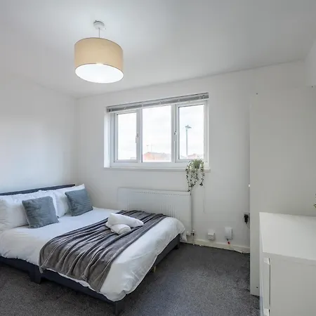 Holiday home Comfortable 3 Bedroom House With Parking For 8 *