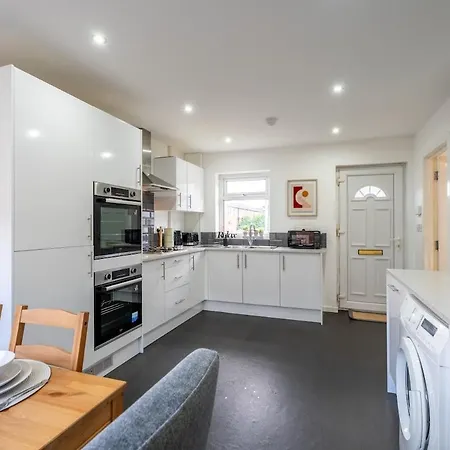 Comfortable 3 Bedroom House With Parking For 8