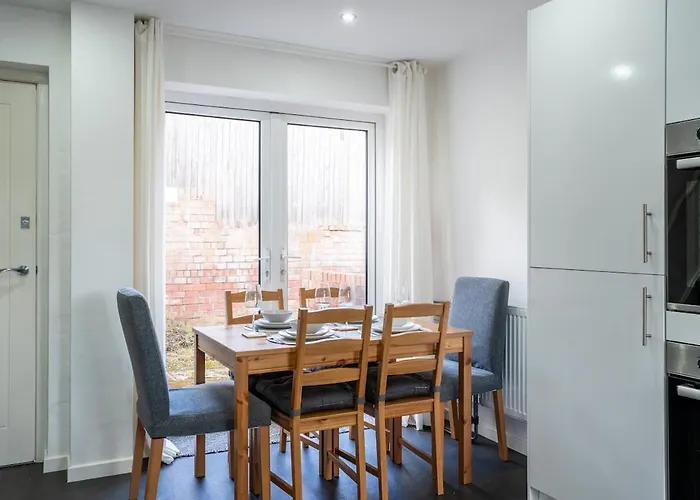 Comfortable 3-bedroom House, Sleeps 8 With Parking * Leeds (West Yorkshire)