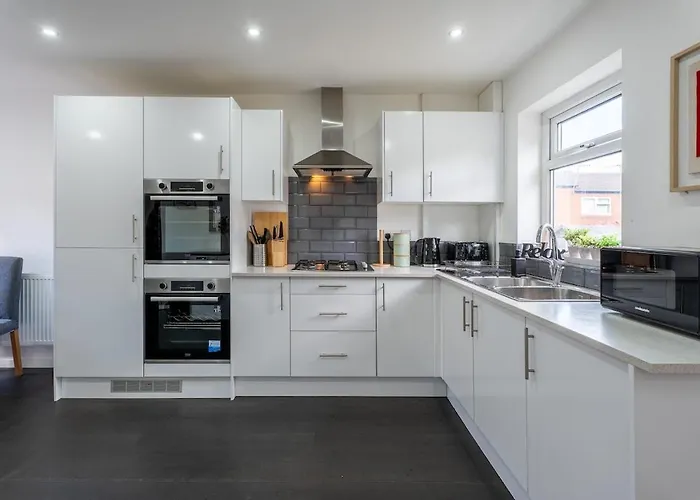 Comfortable 3-bedroom House, Sleeps 8 With Parking Leeds (West Yorkshire)