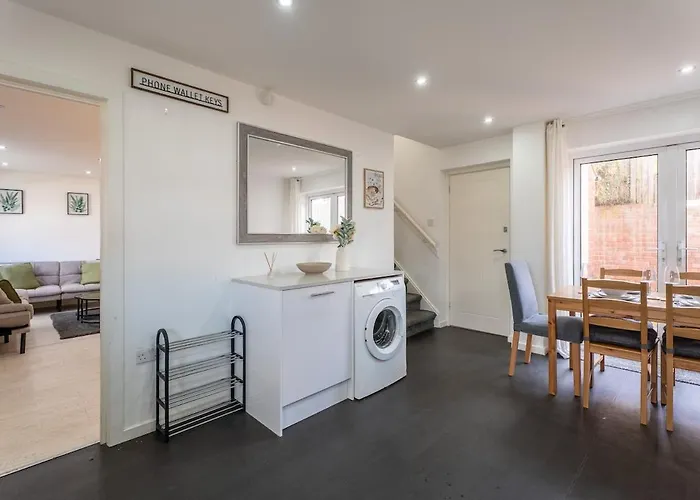 Comfortable 3-bedroom House, Sleeps 8 With Parking Leeds (West Yorkshire)