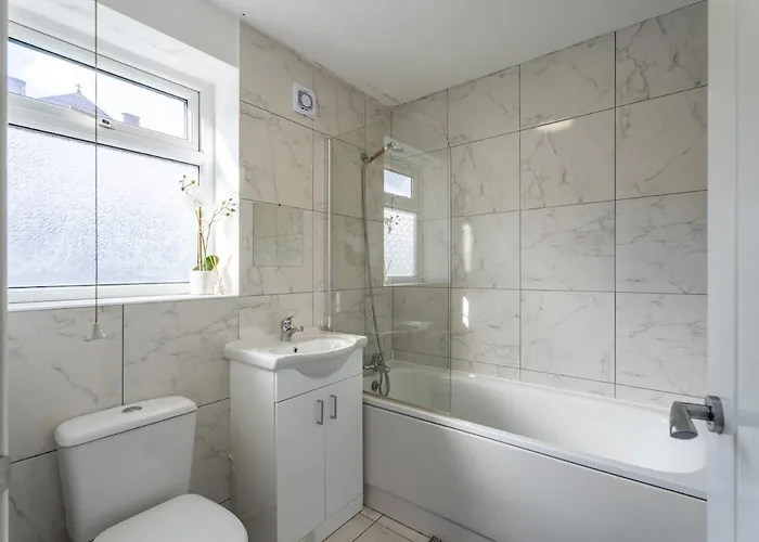 Comfortable 3-bedroom House, Sleeps 8 With Parking *