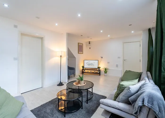 Holiday home Comfortable 3-bedroom House, Sleeps 8 With Parking