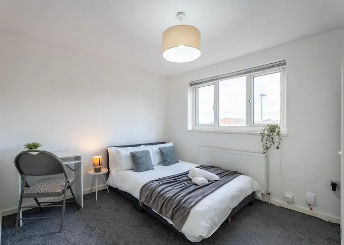 Holiday home Comfortable 3-bedroom House, Sleeps 8 With Parking *