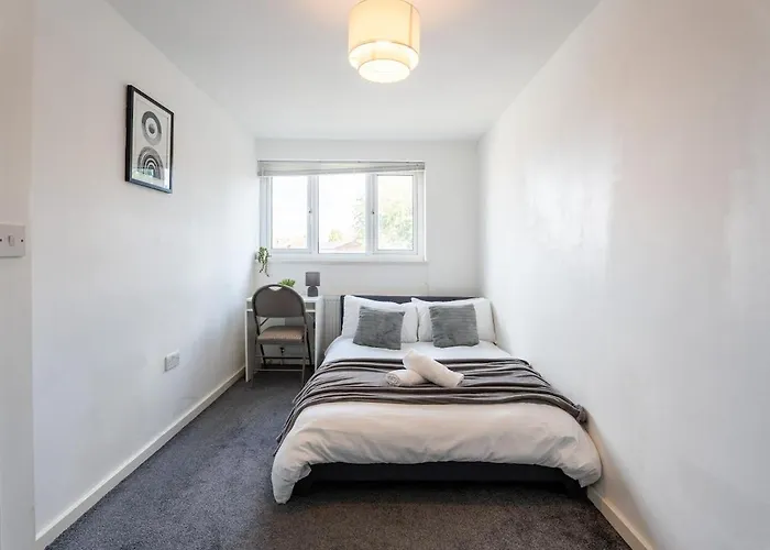 Holiday home Comfortable 3-bedroom House, Sleeps 8 With Parking