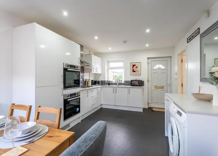 Comfortable 3-bedroom House, Sleeps 8 With Parking