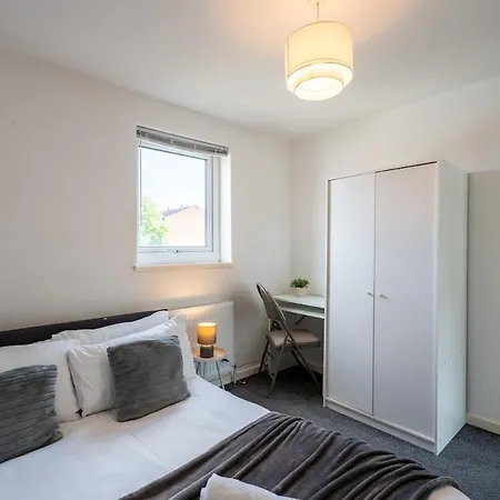 Modern 3br House Free Parking Sleeps 8 Лідс