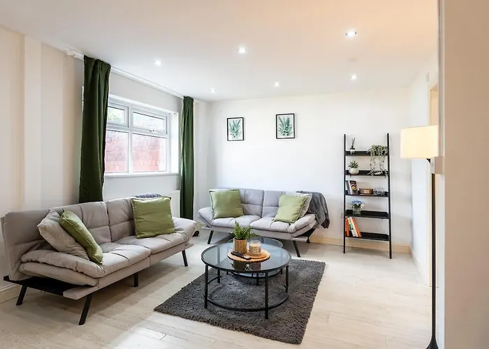 Comfortable 3-bedroom House, Sleeps 8 With Parking Лідс