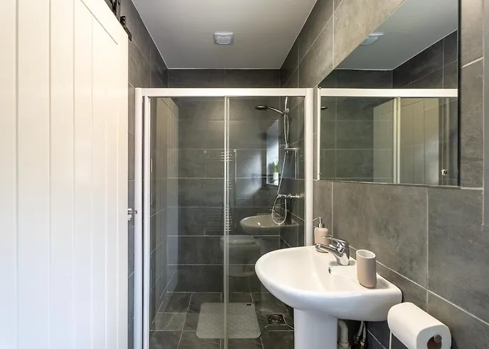 Будинок відпочинку Comfortable 3-bedroom House, Sleeps 8 With Parking