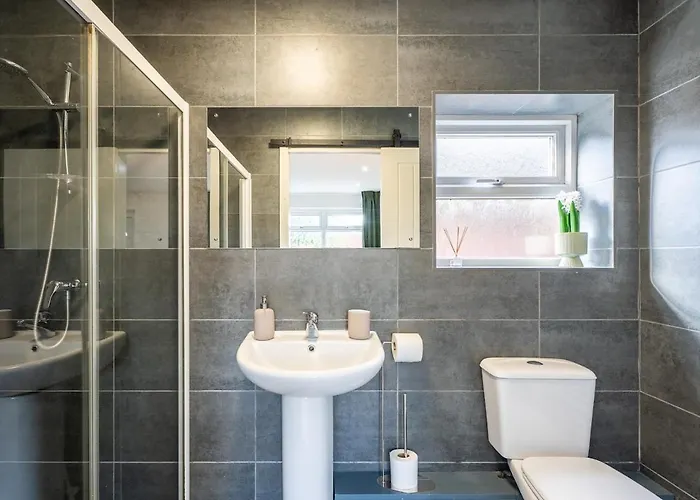 Будинок відпочинку Comfortable 3-bedroom House, Sleeps 8 With Parking *