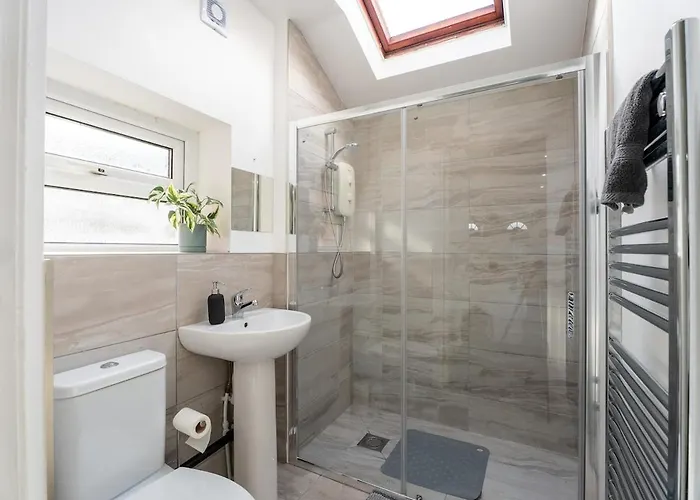 Comfortable 3-bedroom House, Sleeps 8 With Parking *