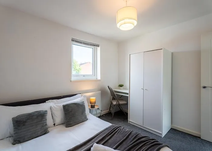 Comfortable 3-bedroom House, Sleeps 8 With Parking Лідс