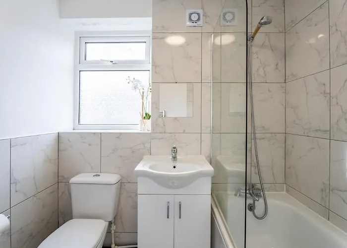 Будинок відпочинку Comfortable 3-bedroom House, Sleeps 8 With Parking *