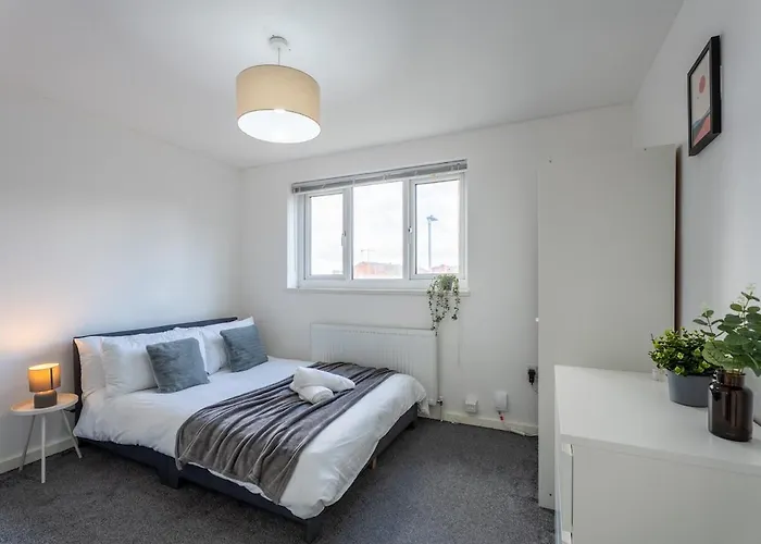 Будинок відпочинку Comfortable 3-bedroom House, Sleeps 8 With Parking *